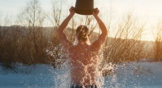 Ice Bucket Challenge powrócił. Ludzie znów wylewają wiadra zimnej wody na głowę