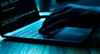 Cyberatak na biura polityków PO. Minister wskazuje winnych i uspokaja 