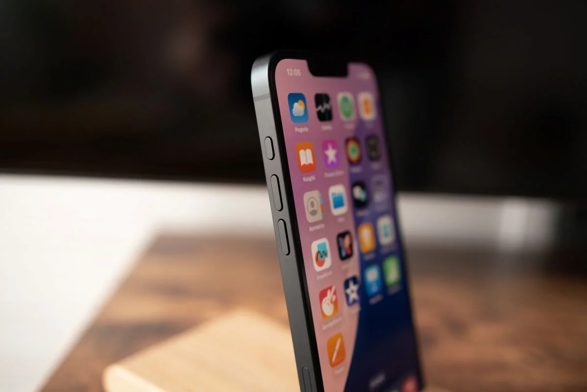 Najbardziej bezsensowny smartfon świata dostanie następcę. Apple nie ma żadnej litości