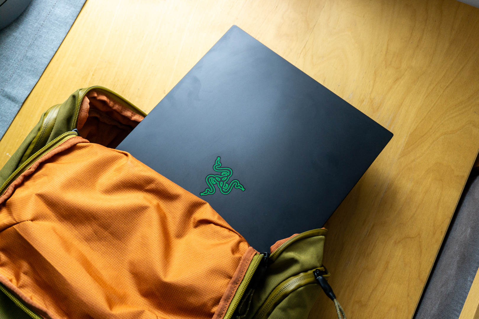 Razer Blade 16 2025 w plecaku