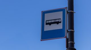 Postawili automaty paczkowe przy przystanku. Miasto nic o tym nie wiedziało