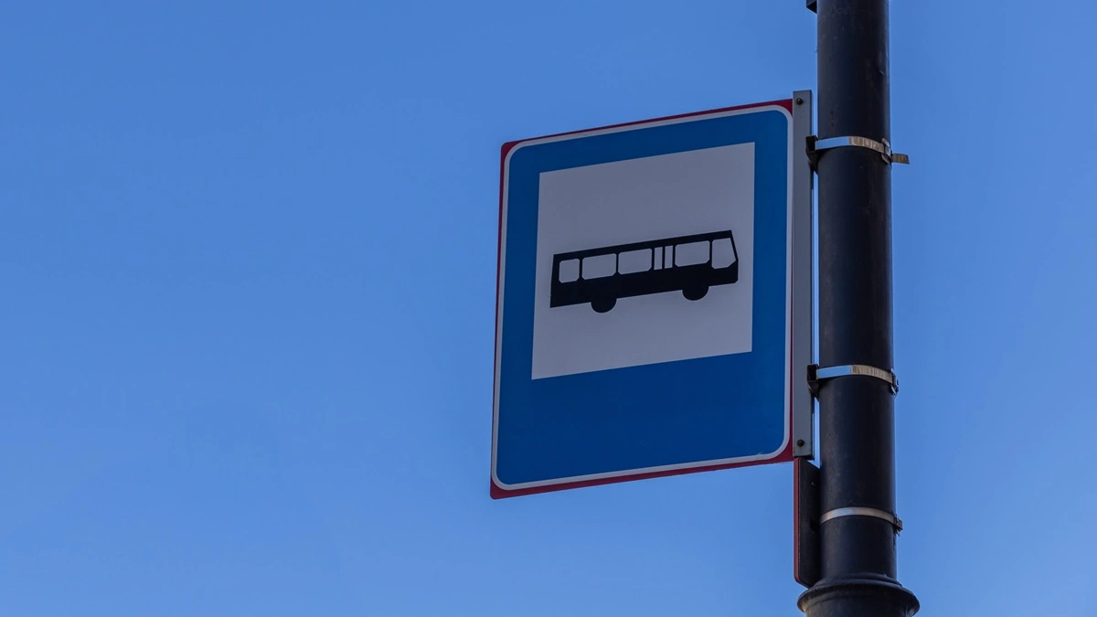 Postawili automaty paczkowe przy przystanku. Miasto nic o tym nie wiedziało