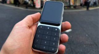 Wygląda jak stara Nokia, a potrafi to, co smartfon. Oto najdziwniejszy telefon tego roku