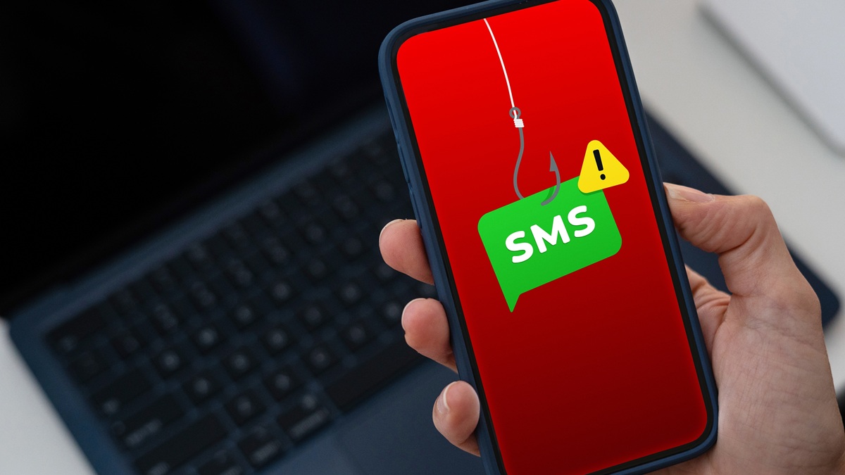 Oszuści przeprowadzili szturm na Polaków. Fałszywe SMS-y zalały telefony