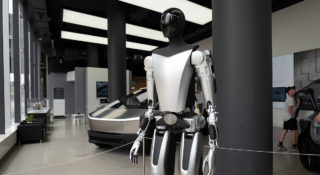 Humanoidalny robot Elona Muska ma problem. Wojna handlowa uderza w produkcję