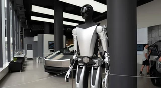 Humanoidalny robot Elona Muska ma problem. Wojna handlowa uderza w produkcję