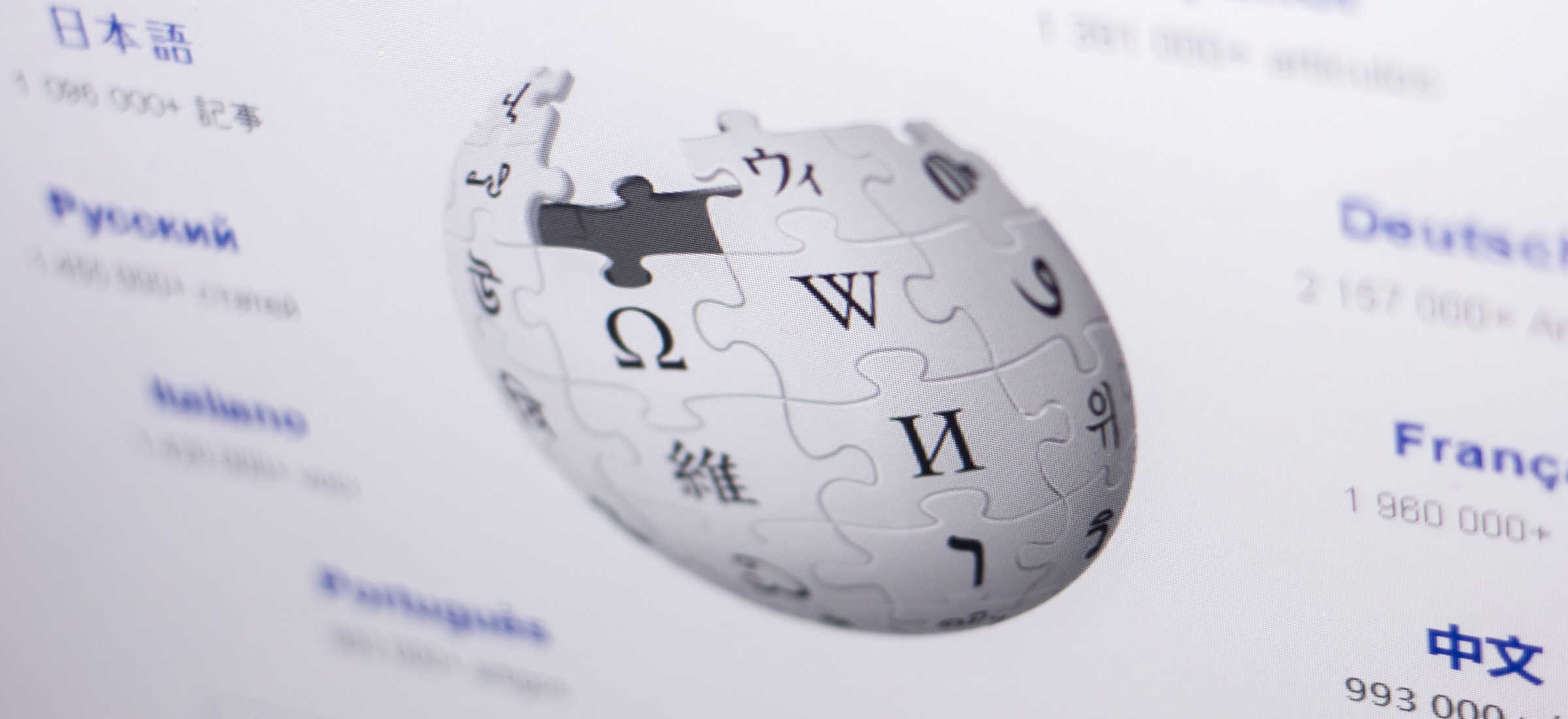 Wikipedię zalały boty. Musiała się ratować
