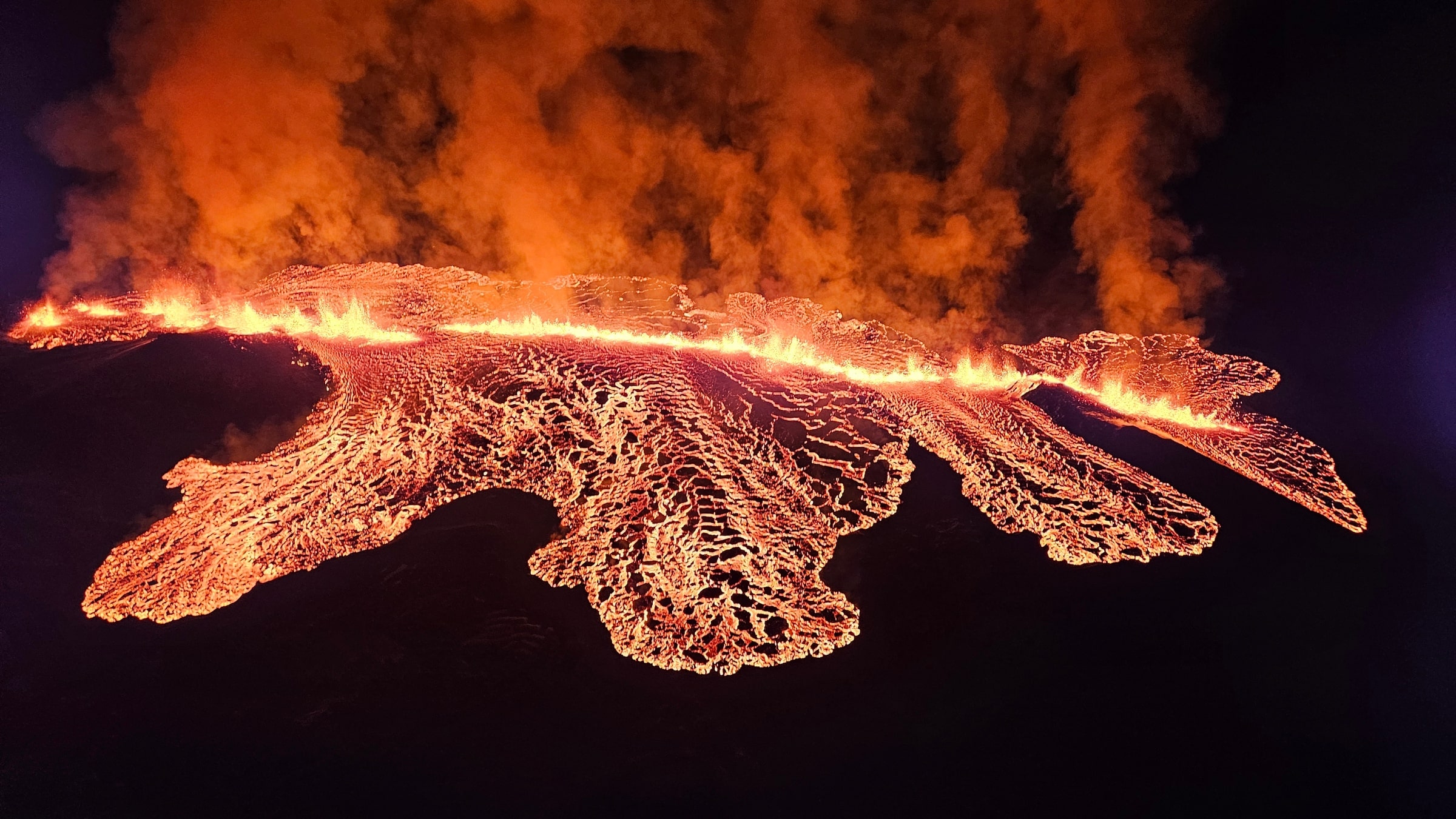 Islandia w ogniu. Spektakularna erupcja wulkanu zagraża mieszkańcom