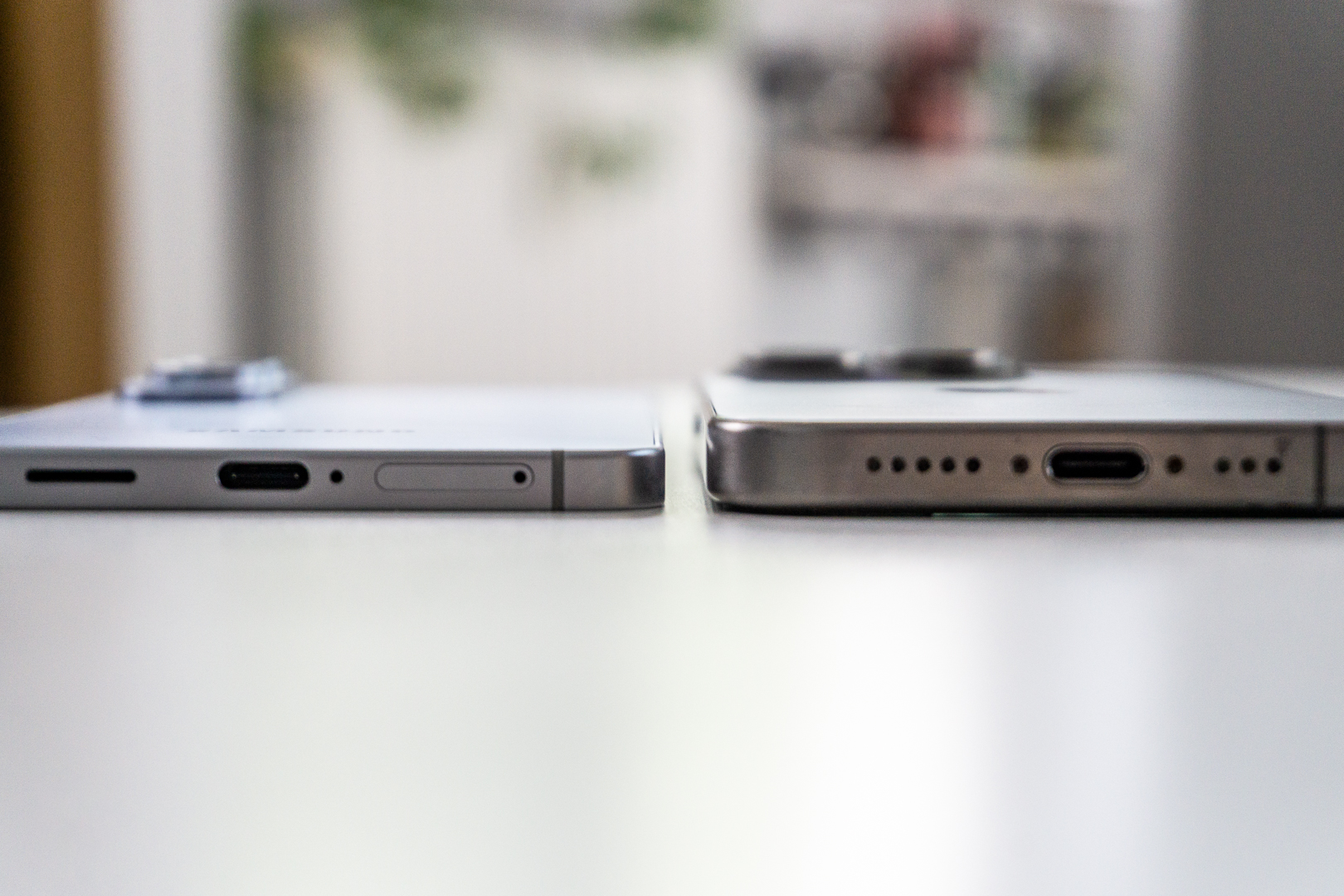 Na lewo Samsung Galaxy S25 Edge, na prawo iPhone 15 Pro