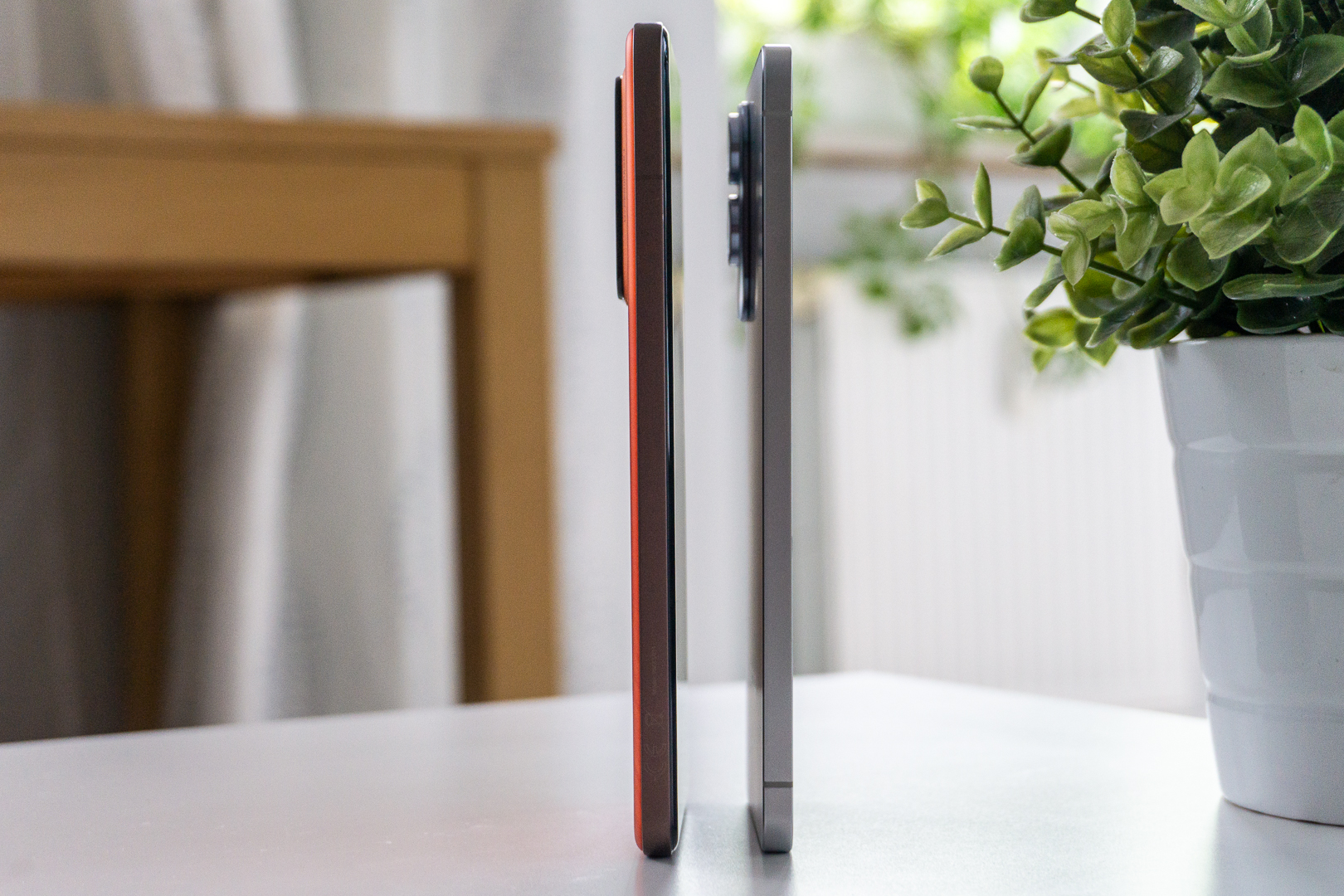 Na lewo realme GT 7 Pro, na prawo Samsung Galaxy S25 Edge