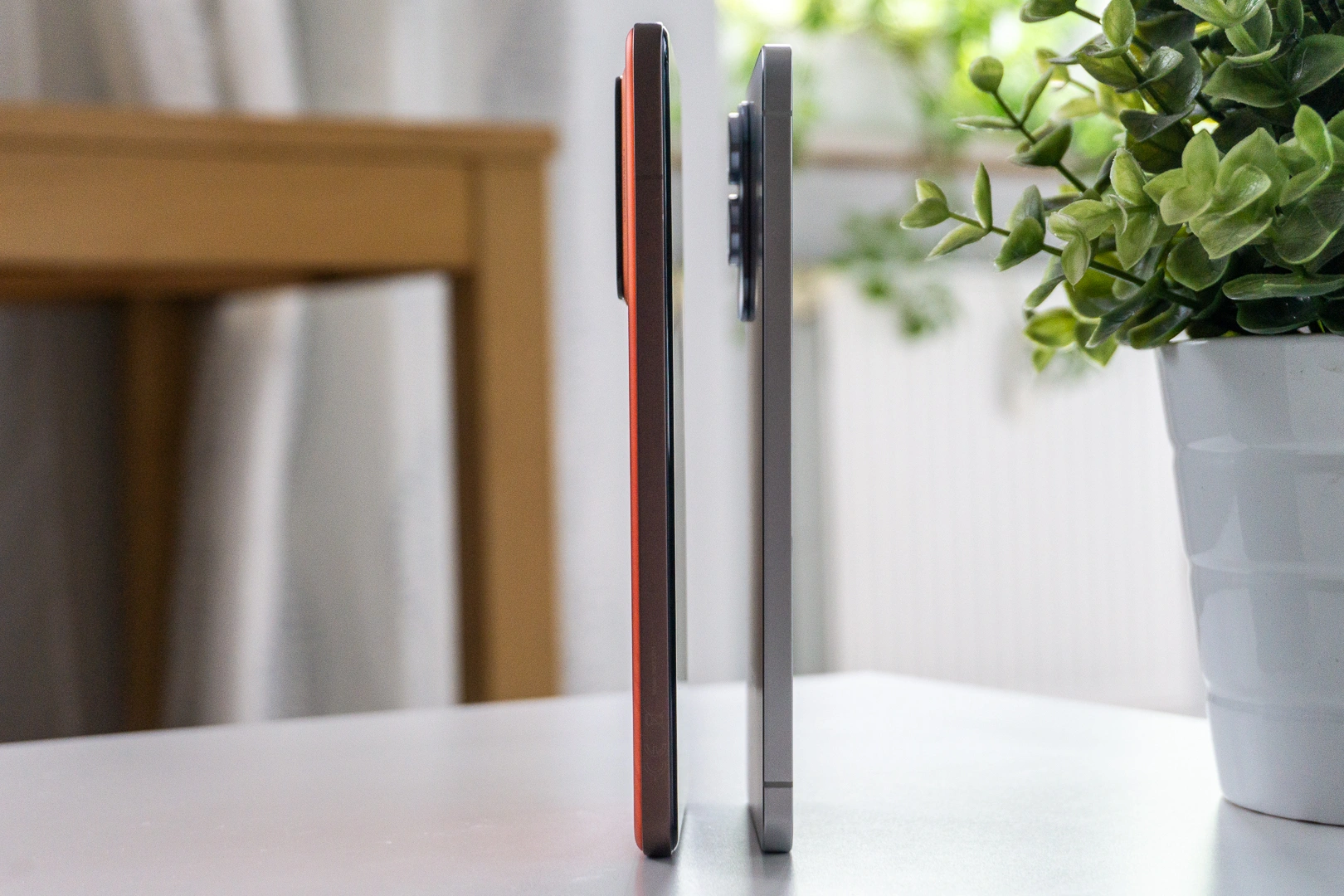 Na lewo realme GT 7 Pro, na prawo Samsung Galaxy S25 Edge