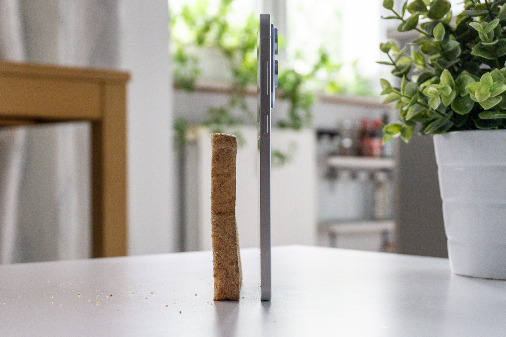 Samsung Galaxy S25 Edge I kromka chleba. Serio