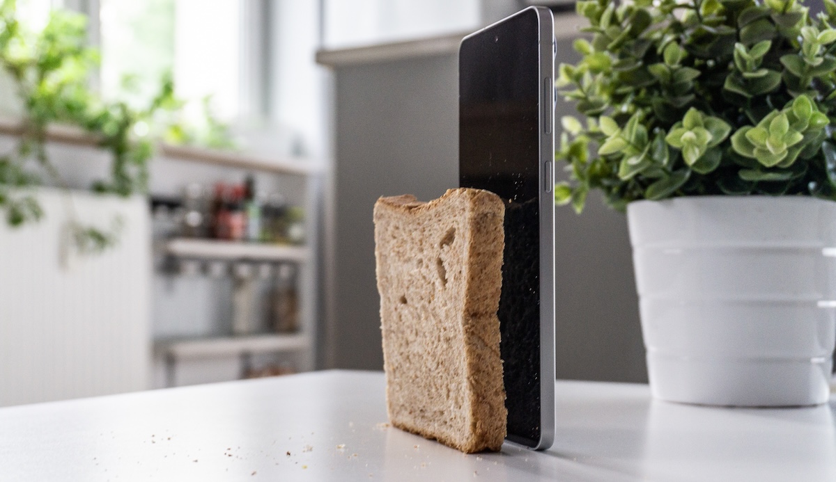 Samsung Galaxy S25 Edge kontra chleb tostowy