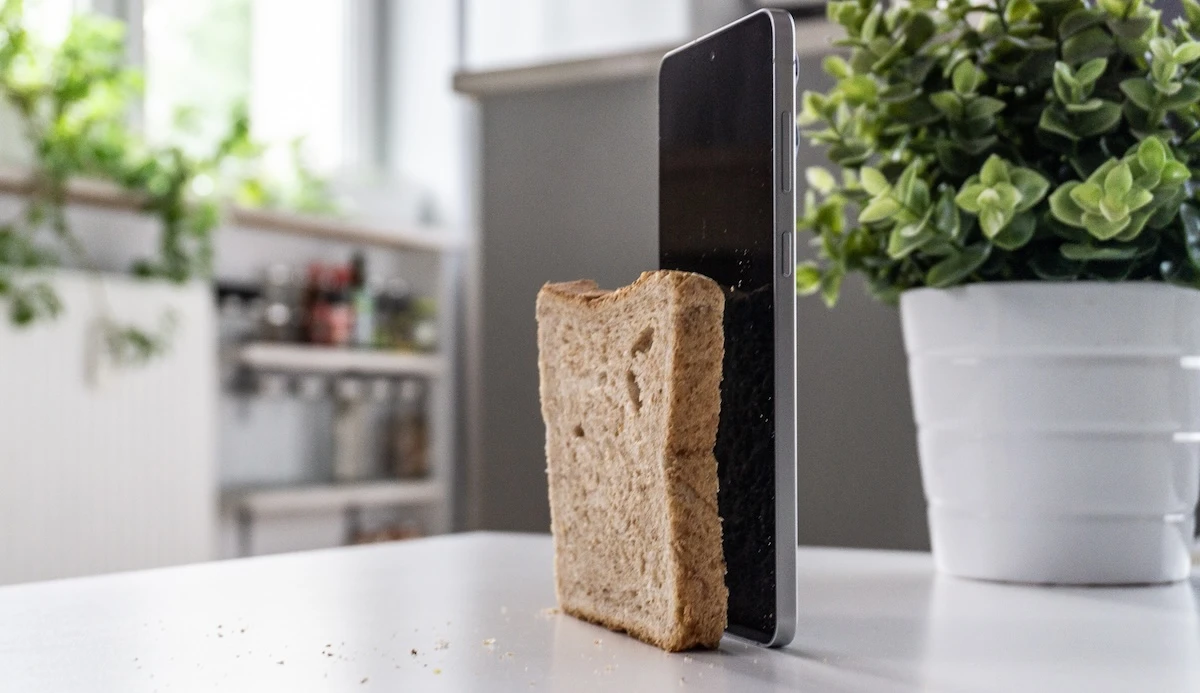 Samsung Galaxy S25 Edge kontra chleb tostowy