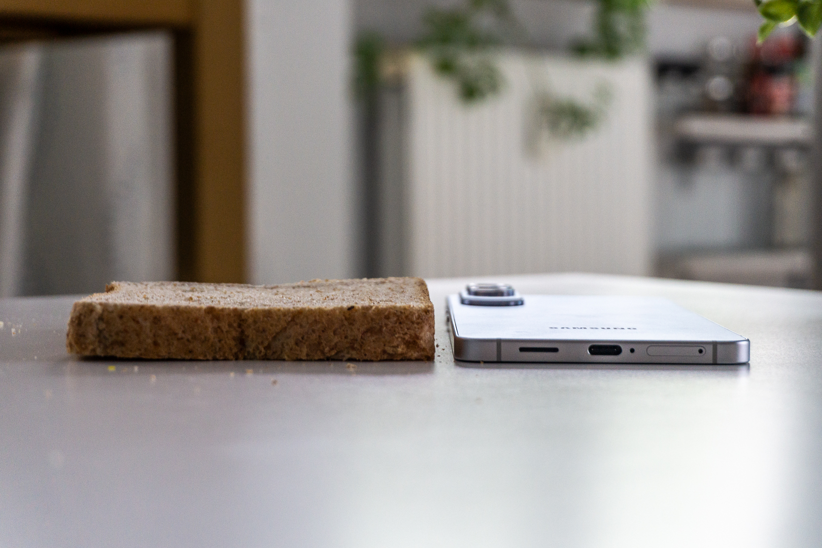 Samsung Galaxy S25 Edge obok chleba tostowego