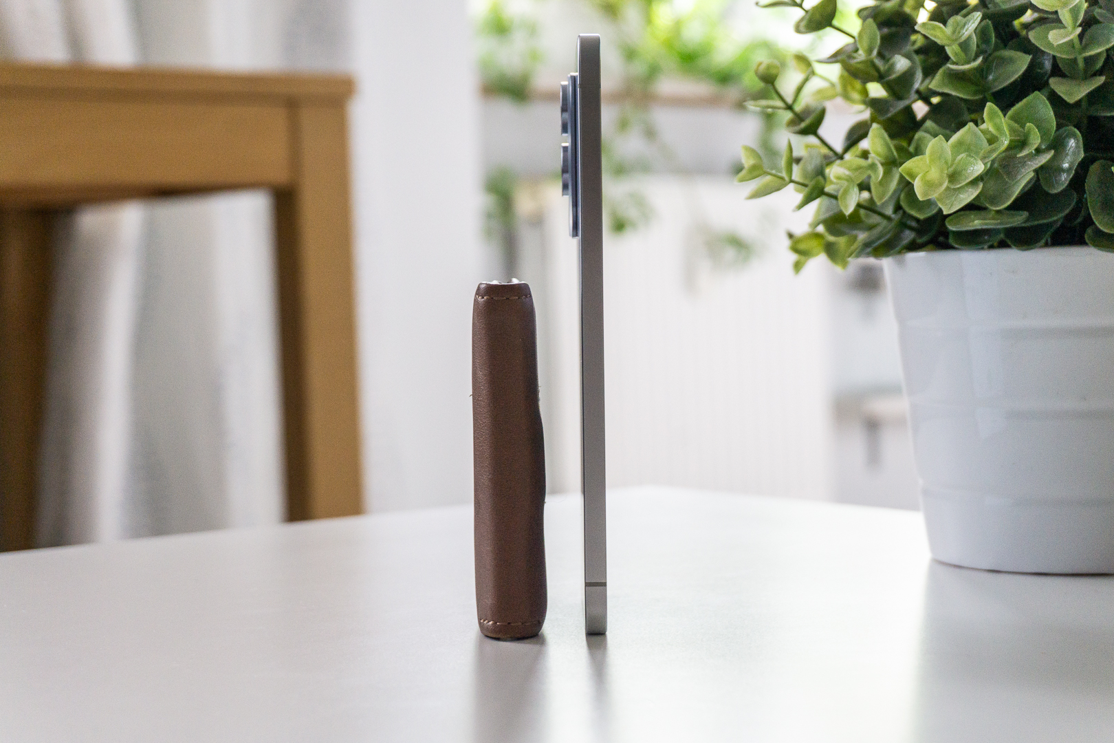 Samsung Galaxy S25 Edge obok portfela