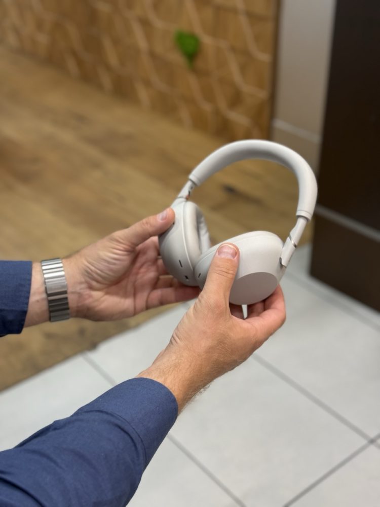 https://ocs-pl.oktawave.com/v1/AUTH_2887234e-384a-4873-8bc5-405211db13a2/spidersweb/2025/05/Sony-WH-1000XM6-recenzja-IMG_4353-Large-1-750x1000.jpeg