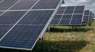 Panele fotowoltaiczne na farmie solarnej w Rokietnicy, projekt edukacyjno-badawczy Uniwersytetu Przyrodniczego