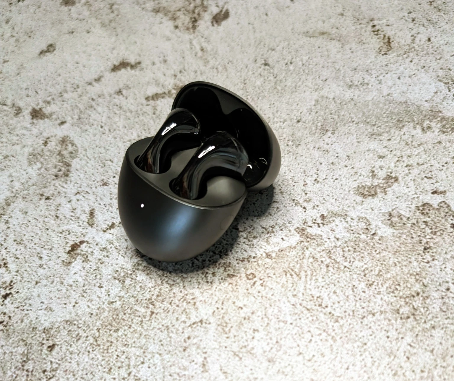 Test Huawei FreeBuds 6: trzymają się lepiej niż ja planów