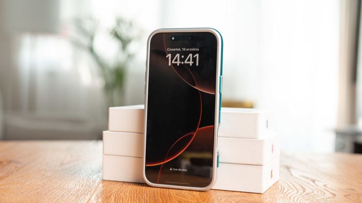 Apple się obudził. Jubileuszowy iPhone ma mieć ekran jak Samsung sprzed dekady