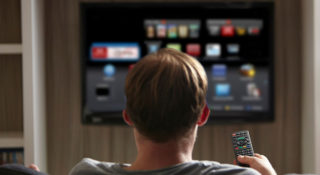 Najlepszy telewizor do 2000 zł. Co wybrać w 2025