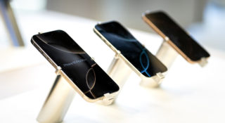 Europejczycy coraz częściej wybierają smartfony z półki premium - w pierwszym kwartale 2025 r. sprzedaż najtańszych modeli osiągnęła najniższy poziom od dekady.