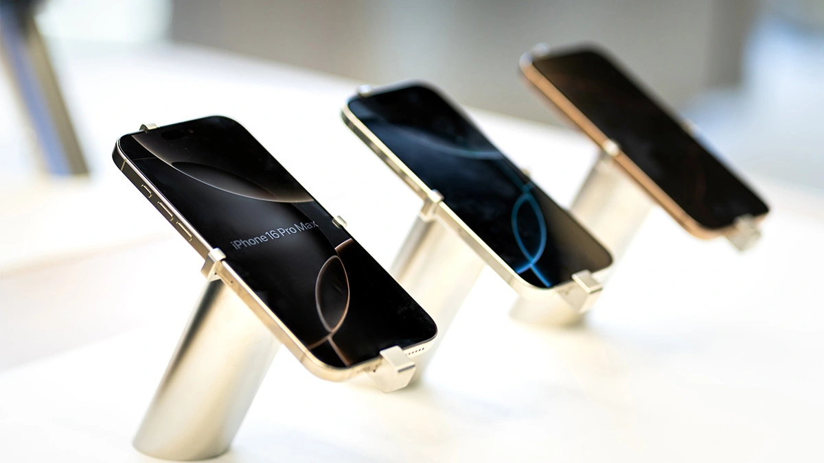 Europejczycy coraz częściej wybierają smartfony z półki premium - w pierwszym kwartale 2025 r. sprzedaż najtańszych modeli osiągnęła najniższy poziom od dekady.