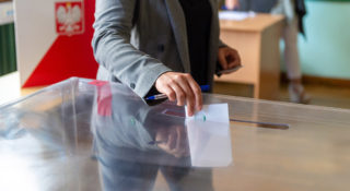 Planujesz głosowanie w drugiej turze wyborów poza miejscem zameldowania? Wyjaśniamy, jak zmienić miejsce głosowania online i co zrobić, jeśli system odmówi posłuszeństwa.