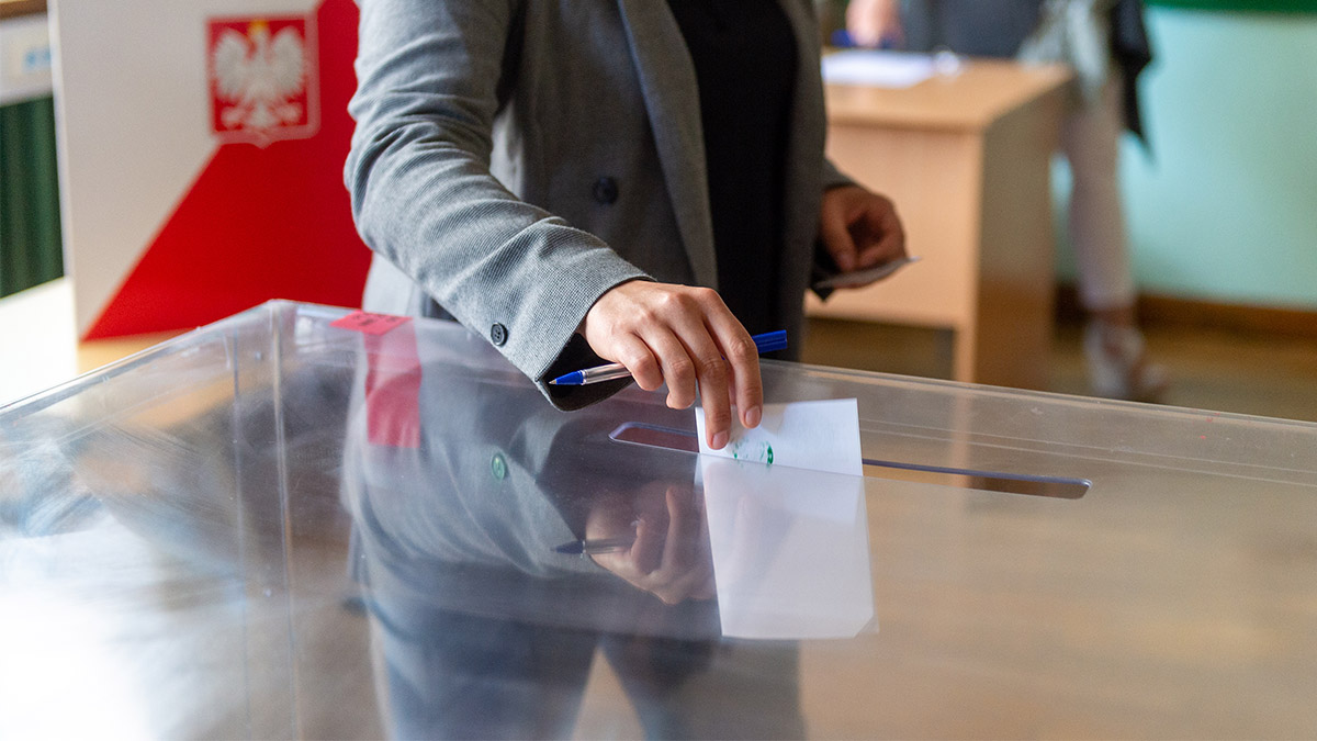 Planujesz głosowanie w drugiej turze wyborów poza miejscem zameldowania? Wyjaśniamy, jak zmienić miejsce głosowania online i co zrobić, jeśli system odmówi posłuszeństwa.