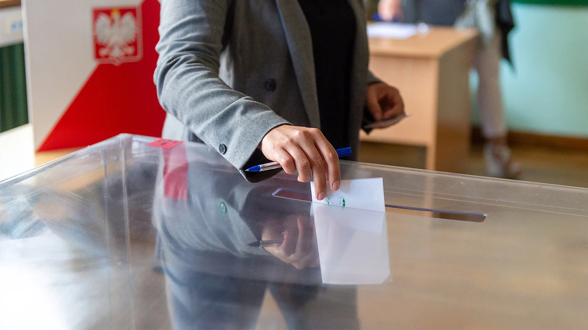 Planujesz głosowanie w drugiej turze wyborów poza miejscem zameldowania? Wyjaśniamy, jak zmienić miejsce głosowania online i co zrobić, jeśli system odmówi posłuszeństwa.