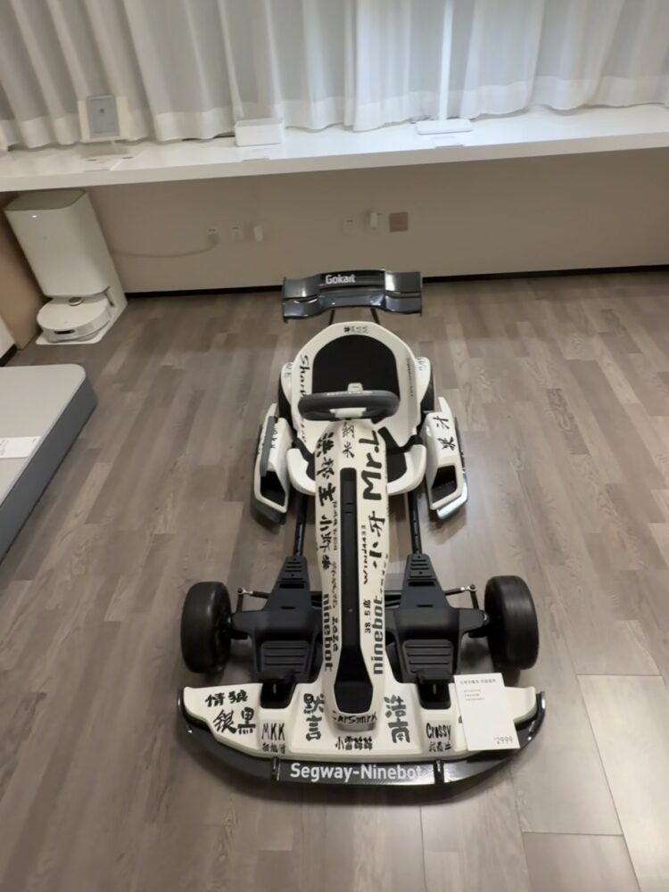https://cdn-sw.spidersweb.pl/2025/06/Xiaomi-Headquarters-Store-43-750x1000.jpg