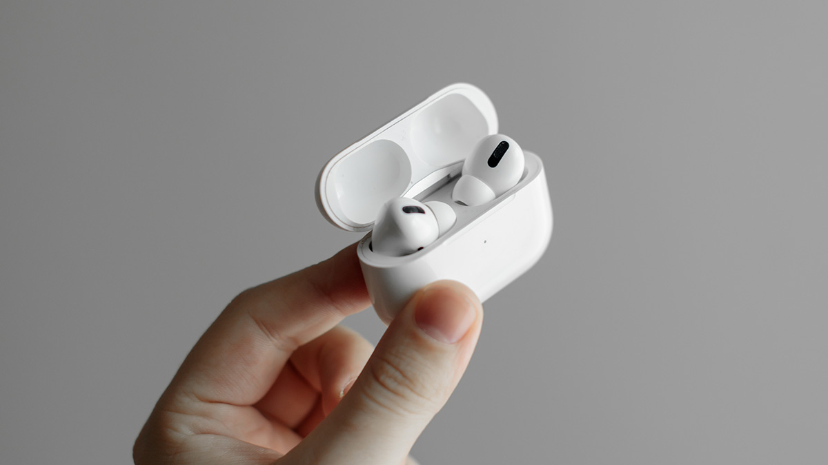 AirPods wkrótce zyskają funkcje znane z innych urządzeń Apple. Według plotek słuchawki mają otrzymać możliwość sterowania aparatem oraz wykrywania snu.