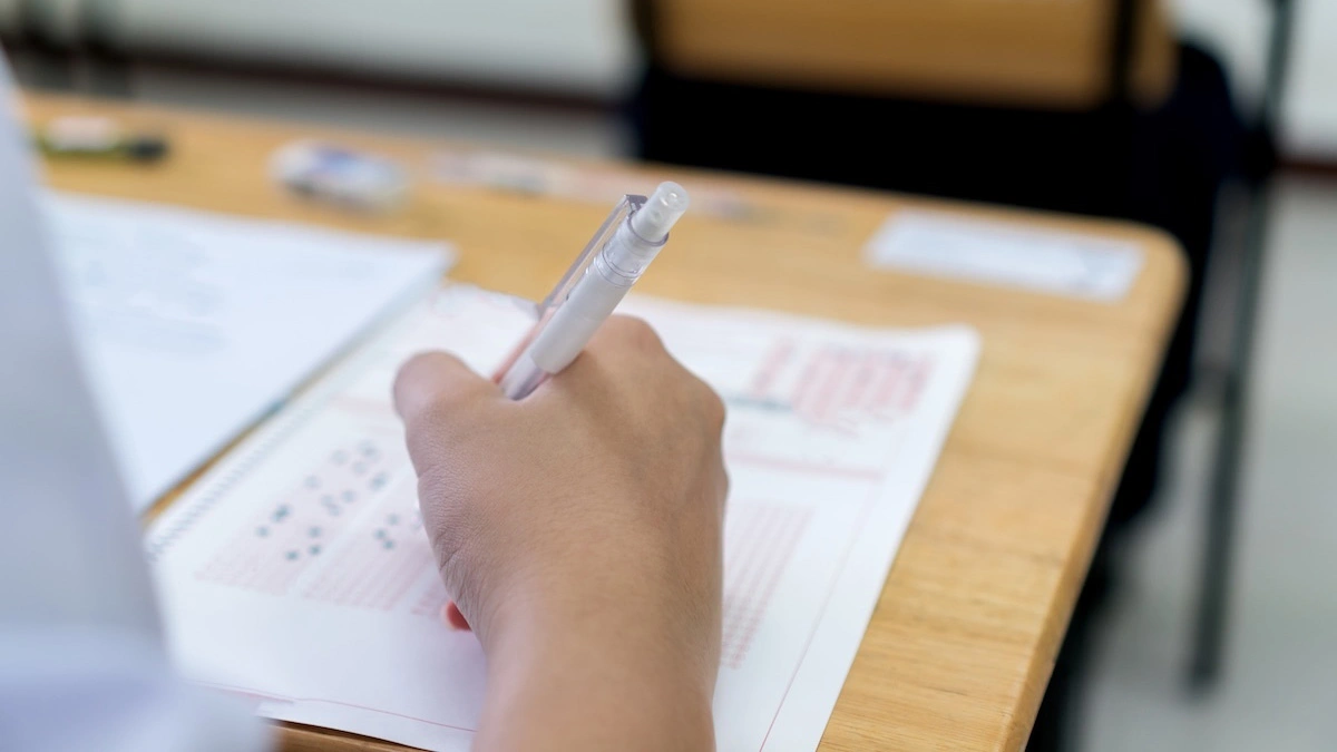 Podczas gdy w Chinach trwa "gaokao" - odpowiednik polskich matur, tamtejsi giganci technologiczni ograniczają działanie czatbotów. Ma to pomóc w ograniczeniu pracy niesamodzielnej podczas egzaminów.