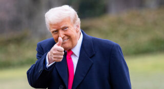 Donald Trump, który właśnie wprowadza na rynek własny smartfon i sieć komórkową, powiedział że "nie wierzy w telefony"