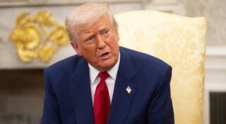 Ale wpadka: Trump Phone nie powstaje w USA. Za to się skurczył