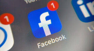 Facebook zmienia sposób publikowania filmów: wszystkie nowe wideo automatycznie staną się rolkami, bez względu na długość czy orientację nagrania.