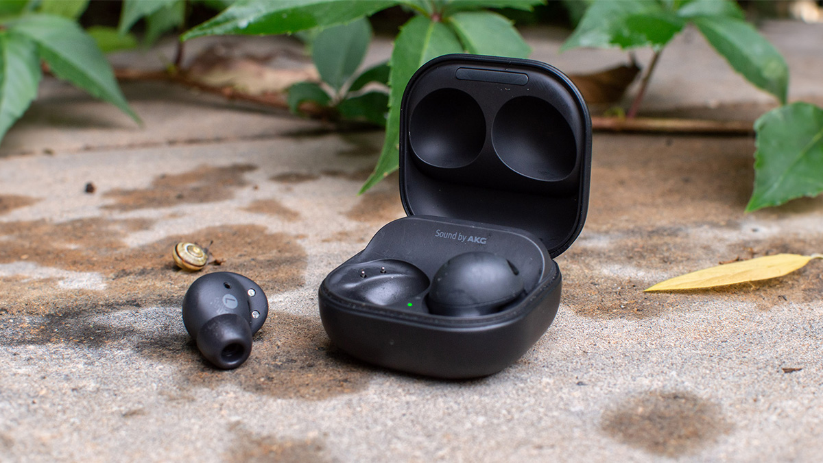 Samsung niechcący ujawnił nowy model słuchawek przed oficjalną premierą. Galaxy Buds Core mają być następcą Galaxy Buds FE i pojawić się w sklepach jeszcze w tym tygodniu.