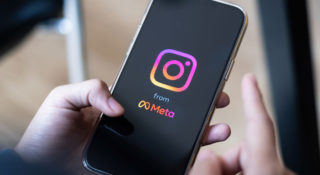 Instagram uruchomił testy przycisku repostowania postów. To sposób na porządkowanie wiralowych treści i walkę z chaosem w memosferze.