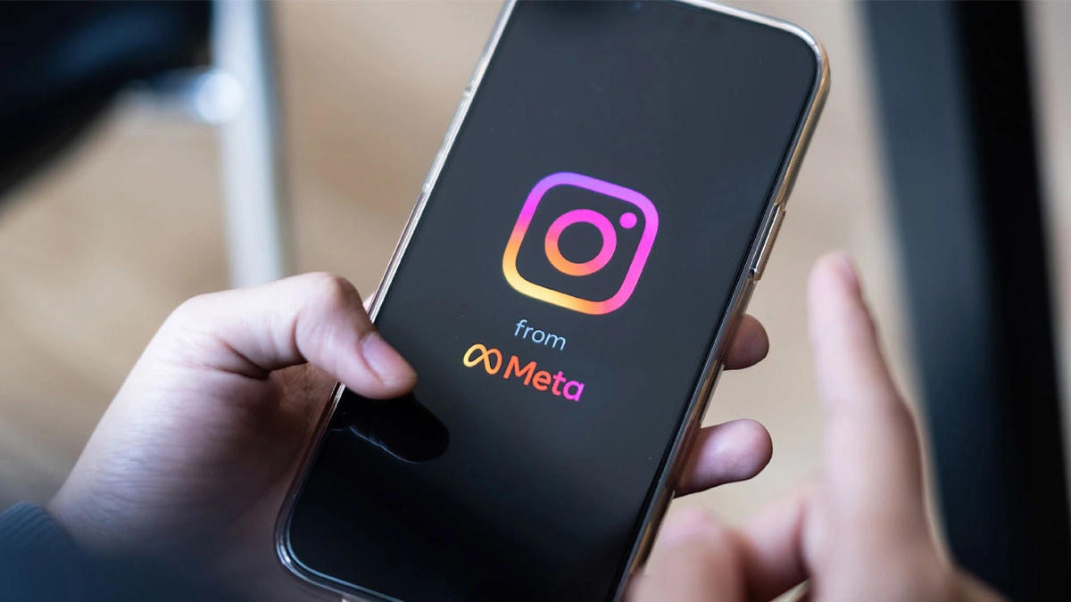 Instagram uruchomił testy przycisku repostowania postów. To sposób na porządkowanie wiralowych treści i walkę z chaosem w memosferze.