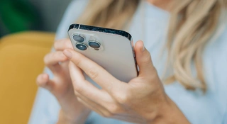 W iOS 26 pojawiła się odświeżona wersja "Reflection", czyli najbardziej rozpoznawalnego dzwonka iPhone’a