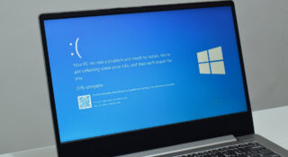 Po prawie 40 latach Microsoft żegna się z niebieskim ekranem śmierci. Wraz z nadchodzącą aktualizacją Windows 11 miejsce kultowego ekranu zajmie prosty komunikat na czarnym tle.