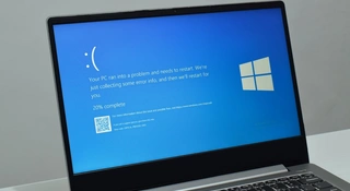 Po prawie 40 latach Microsoft żegna się z niebieskim ekranem śmierci. Wraz z nadchodzącą aktualizacją Windows 11 miejsce kultowego ekranu zajmie prosty komunikat na czarnym tle.