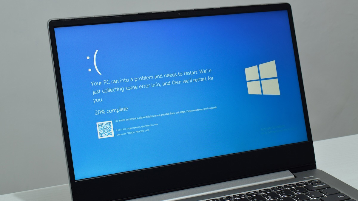 Po prawie 40 latach Microsoft żegna się z niebieskim ekranem śmierci. Wraz z nadchodzącą aktualizacją Windows 11 miejsce kultowego ekranu zajmie prosty komunikat na czarnym tle.
