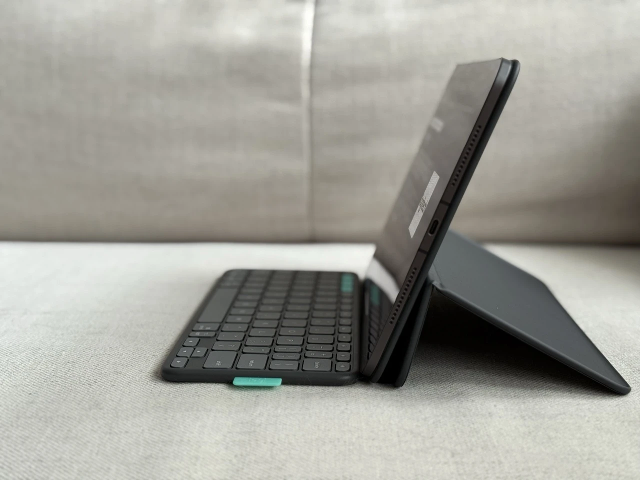 https://ocs-pl.oktawave.com/v1/AUTH_2887234e-384a-4873-8bc5-405211db13a2/spidersweb/2025/06/logitech-flip-folio-ipad-pro-etui-klawiatura-2.jpeg