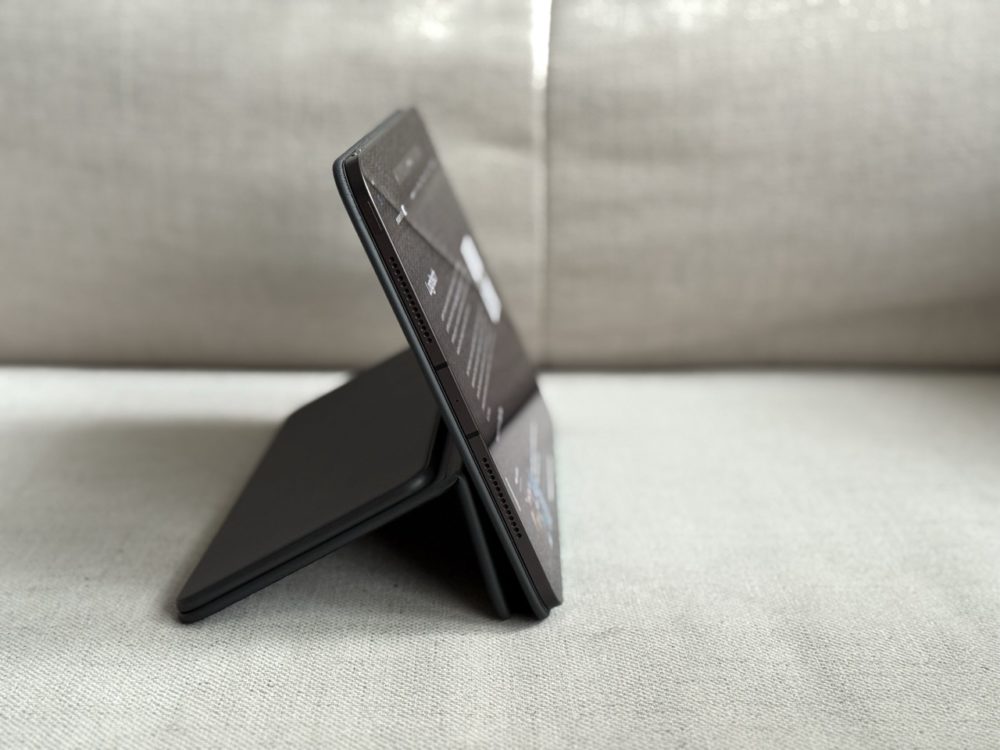 https://ocs-pl.oktawave.com/v1/AUTH_2887234e-384a-4873-8bc5-405211db13a2/spidersweb/2025/06/logitech-flip-folio-ipad-pro-etui-klawiatura-34-1000x750.jpeg