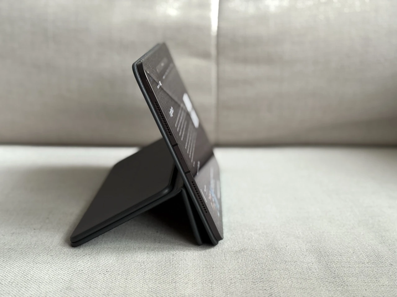 https://ocs-pl.oktawave.com/v1/AUTH_2887234e-384a-4873-8bc5-405211db13a2/spidersweb/2025/06/logitech-flip-folio-ipad-pro-etui-klawiatura-34.jpeg
