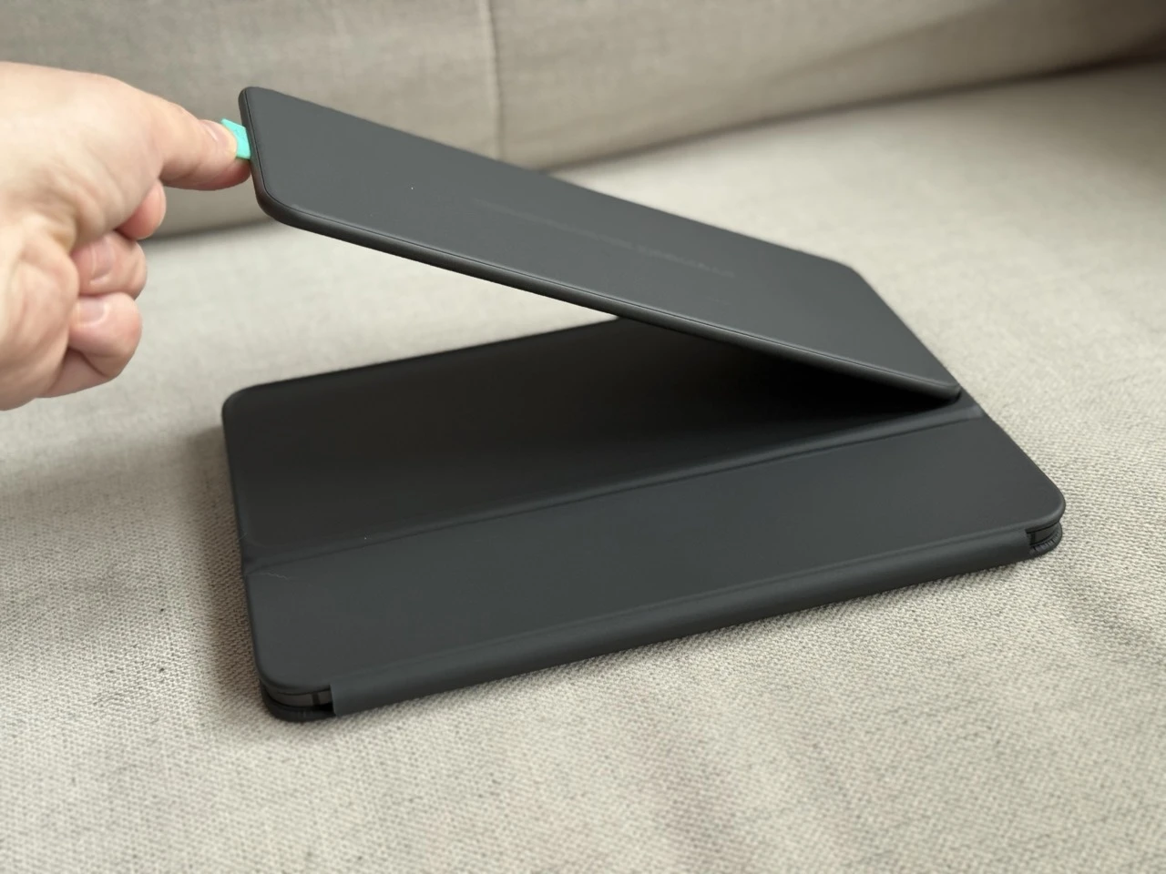 https://ocs-pl.oktawave.com/v1/AUTH_2887234e-384a-4873-8bc5-405211db13a2/spidersweb/2025/06/logitech-flip-folio-ipad-pro-etui-klawiatura-9.jpeg