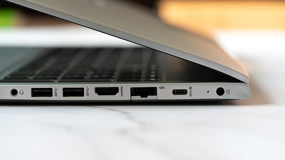 Microsoft wymusza porządek z portami USB-C w laptopach z systemem Windows 11. Koncern wprowadza nowe zasady dla producentów laptopów, by wszystkie porty działały przewidywalnie i jednakowo.