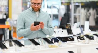 Raport nie pozostawia złudzeń. Polacy rezygnują z nowego smartfona