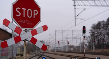 Wjechał na przejazd pod jadący pociąg. PKP wystawiły rachunek